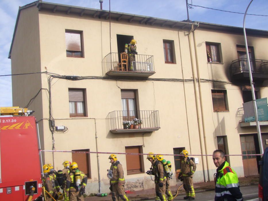 Els efectius d''emergències treballant en l''incendi d''un pis d''Olot