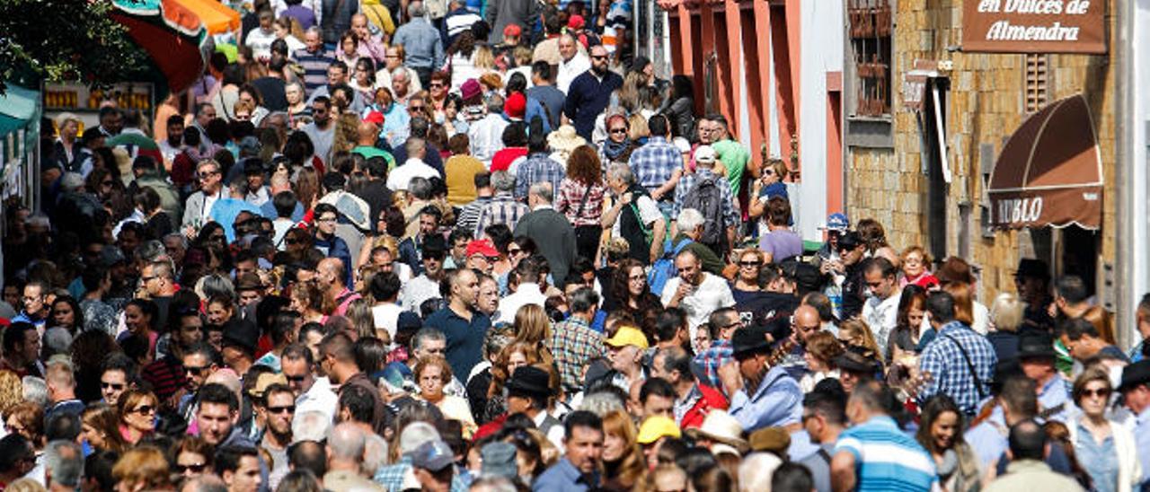 Marea de visitantes que ayer abarrotó la calle principal de Tejeda en el día grande de sus fiestas.