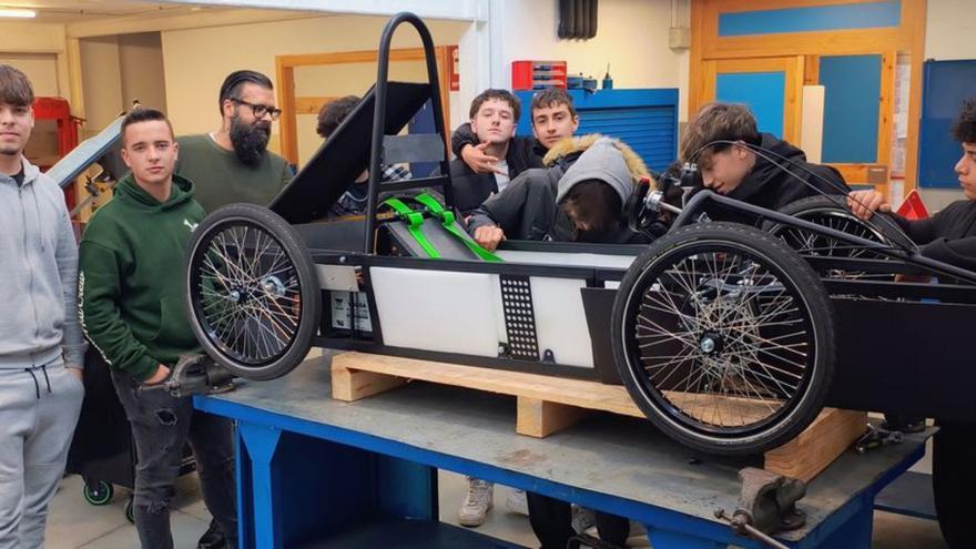 O alumnado posa coa súa creación.