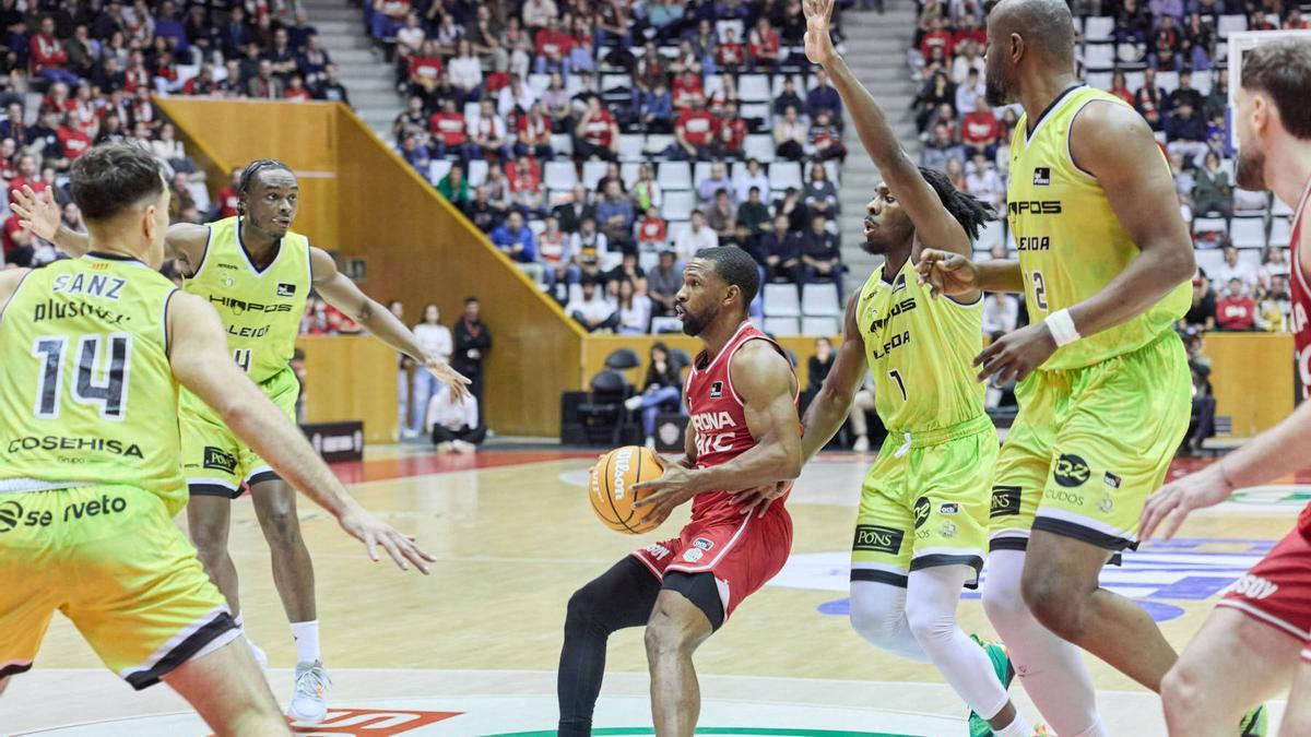 Needham, envoltat de jugadors del Lleida en una acció del derbi català.