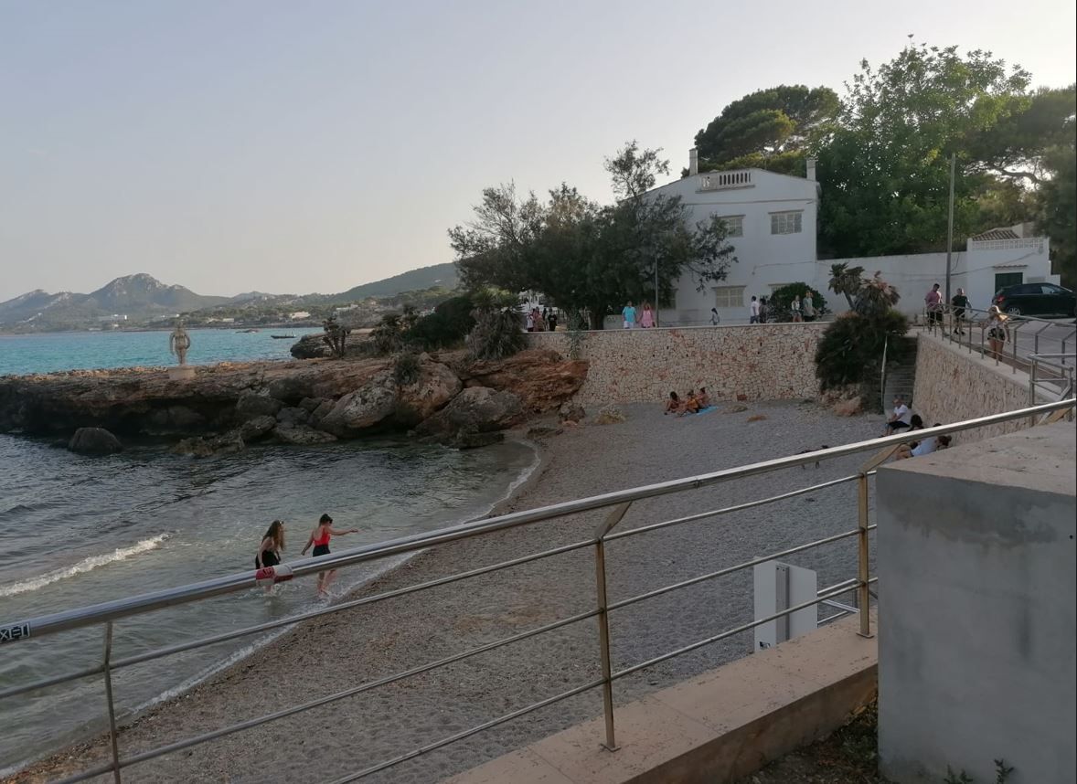 Nach Endlos-Umbauarbeiten: So sieht es derzeit an der Meerespromenade von Cala Ratjada auf Mallorca aus