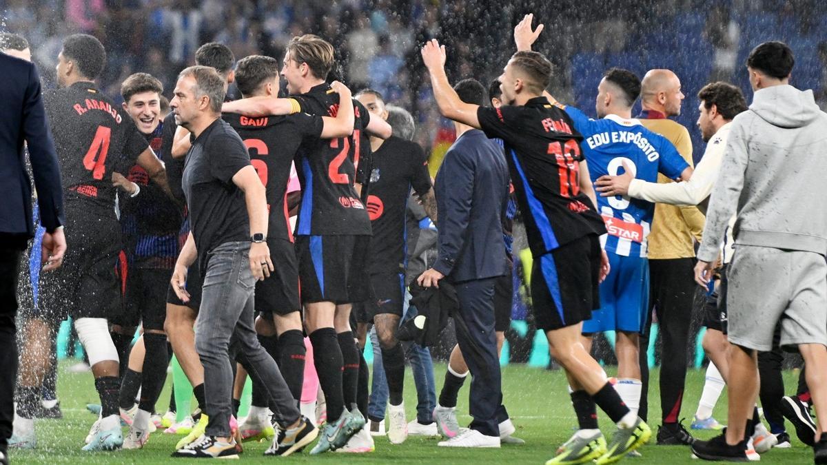 Flick insta a sus jugadores a abandonar el césped del RCDE Stadium tras ganar al Espanyol (0-2).