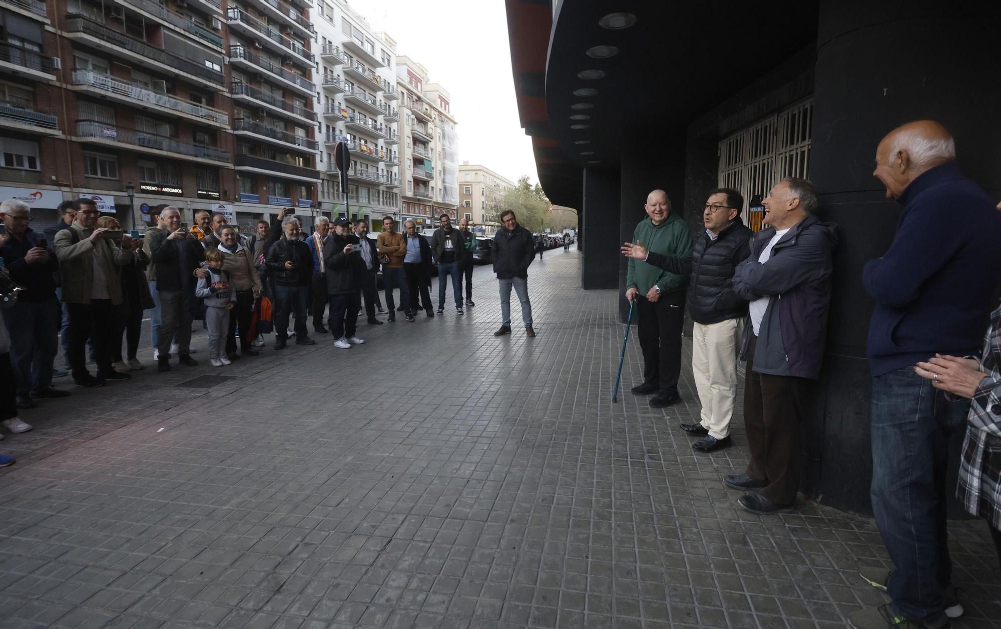 Homenaje al gol de Forment en la puerta de Mestalla