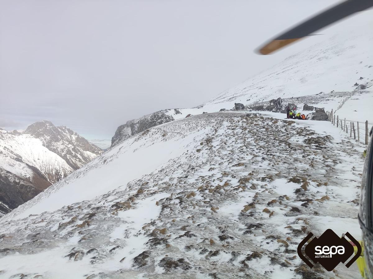 El personal del Gruupo de Rescate atiende a la montañera lesionada.