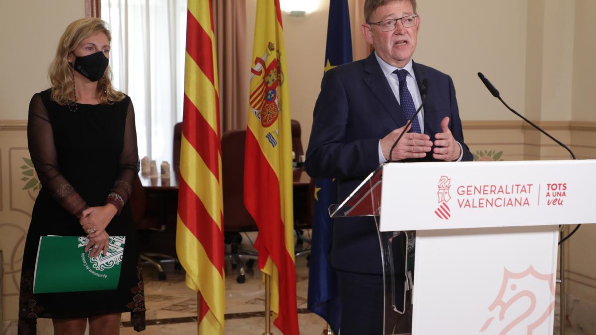 La alcaldesa Amparo Marco y el president Ximo Puig, durante la comparecencia de este último en la Casa dels Caragols de Castelló, este martes.