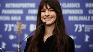 La actriz estadounidense Anne Hathaway asiste a la conferencia de prensa de la película ’She Came to Me’ durante el 73º Festival Internacional de Cine de Berlín ’Berlinale’ en Berlín este jueves. EFE/EPA/CLEMENS BILAN