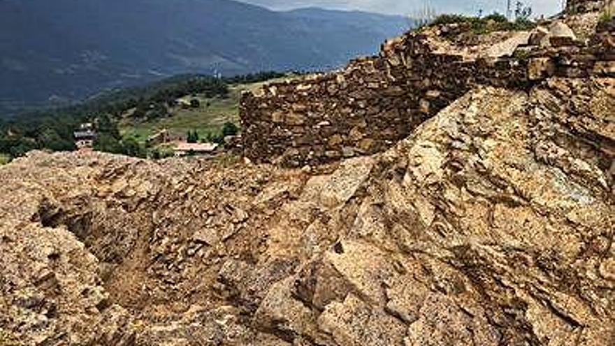 Imatge del fossat del segle XIV trobat a Campelles.