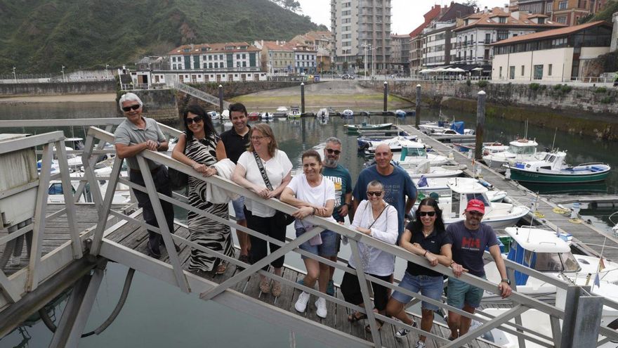 Alejandro Álvarez, Rosana Pereira, Carlos Viña, Tatiana Cuervo, Dolores López, Pedro Coro, María Jesús Jiménez, Julián Soriano, Arancha Castrillón y Gustavo Palacio, del Club Cuatro Vientos de Candás, posando para LA NUEVA ESPAÑA en el puerto. | MARA VILLAMUZA