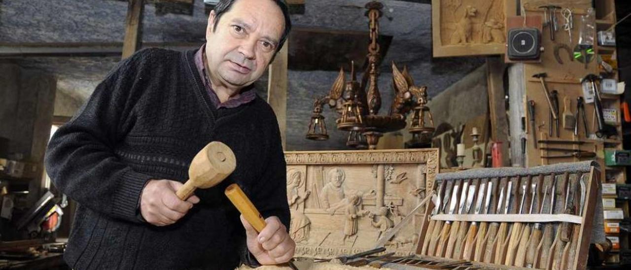 Manuel Varela, en su taller de Merza, rodeado de utensilios y piezas talladas por él mismo. // Bernabé/Javier Lalín