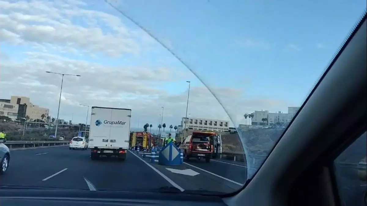 Accidente con vuelco en la GC-23 colapsa el acceso al Hospital Negrín y La Minilla