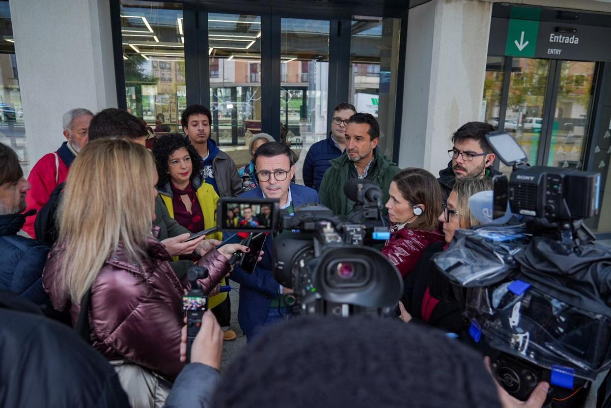 Miguel Ángel Gallardo atiende a los medios este viernes.