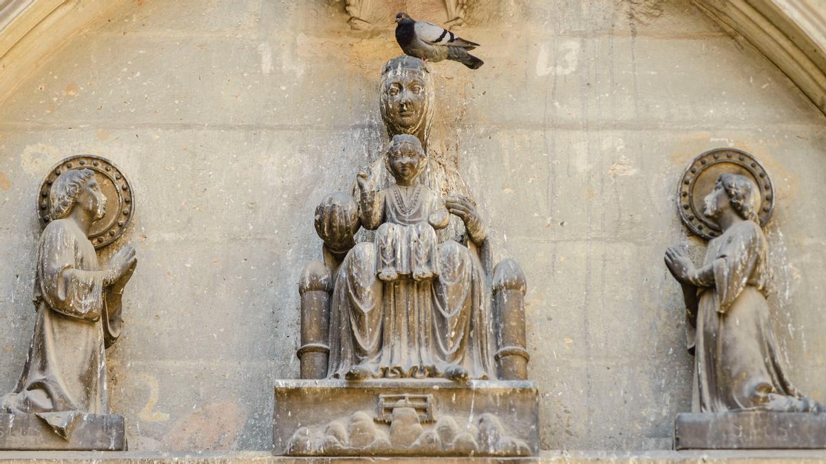 La Virgen de Montserrat o 'Moreneta', esculpida en piedra en la iglesia de Sants Just i Pastor de Barcelona