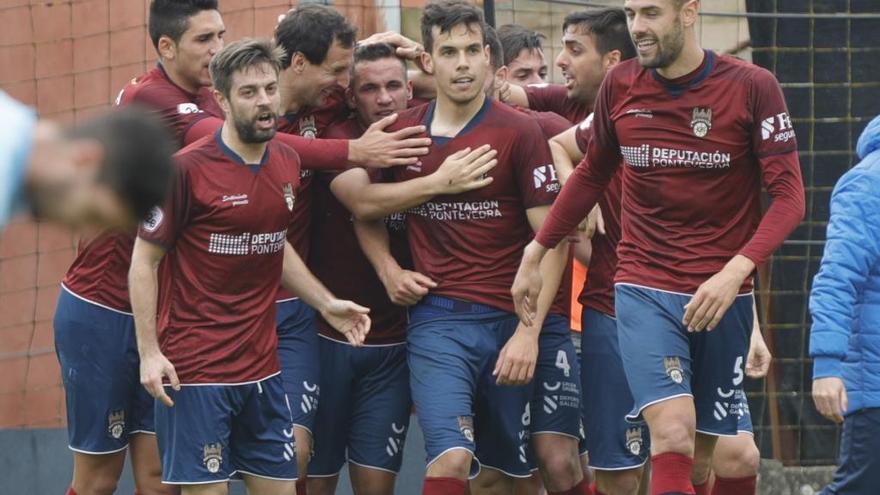 Celebración del gol por parte de los jugadores granates.