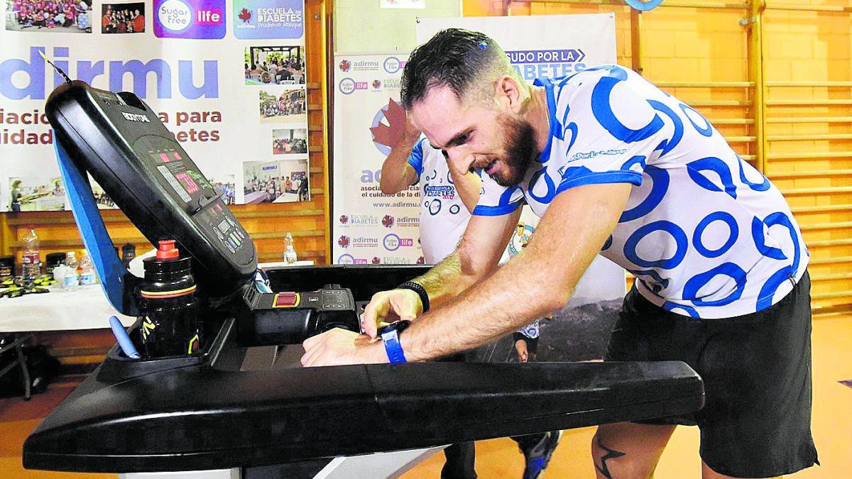 Germán Romera, exhausto, en el momento de acabar el reto.