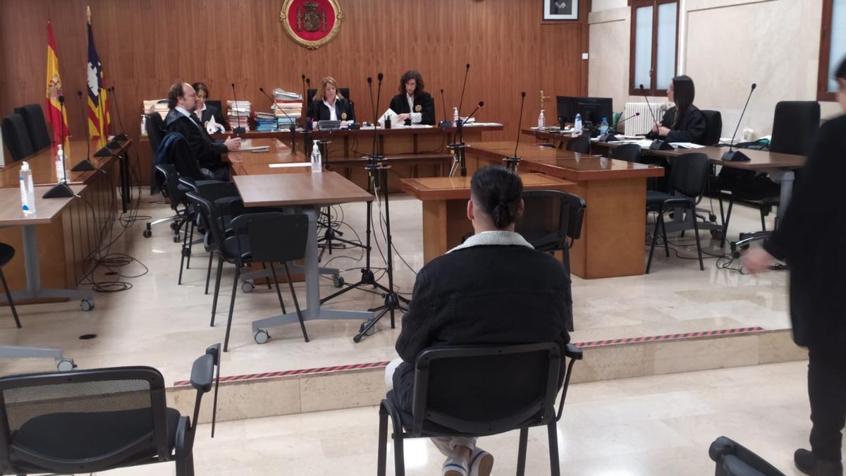 El joven condenado, hoy durante el juicio en la Audiencia Provincial.