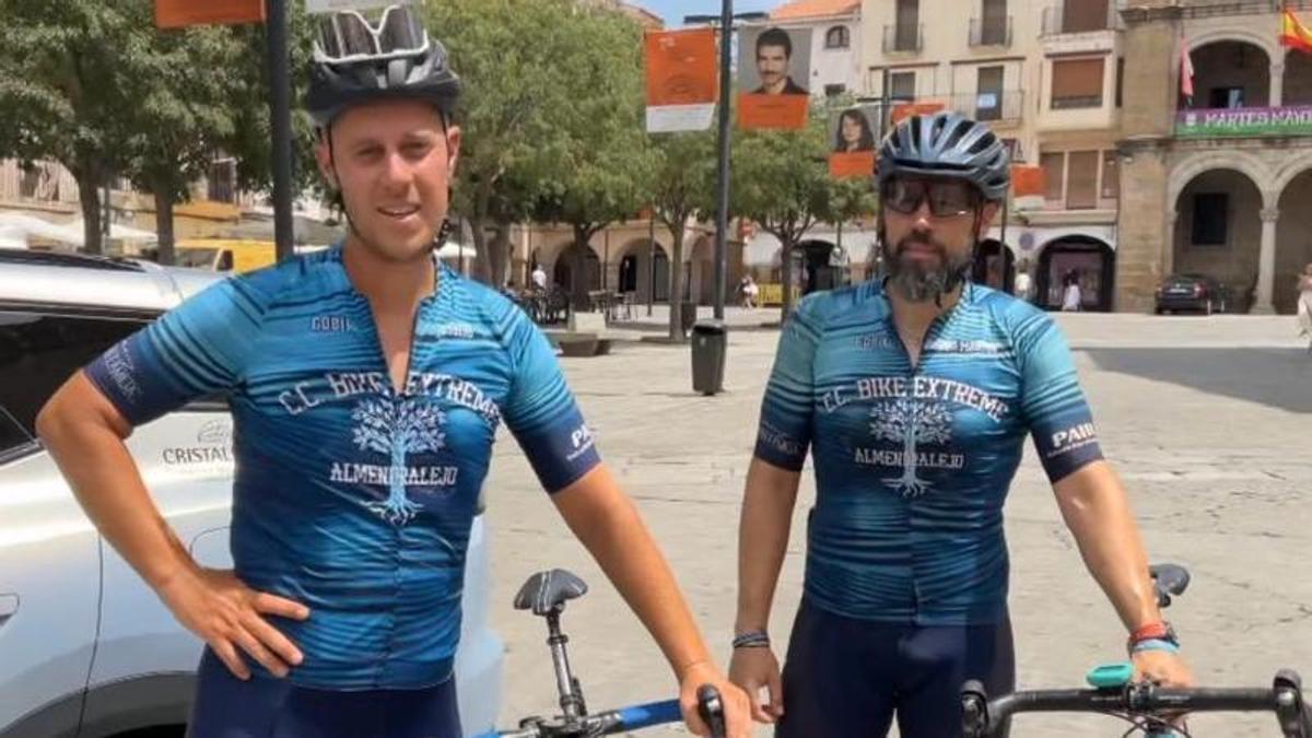 Pedro Hierro, a la izquierda, junto a un compañero en la primera etapa.