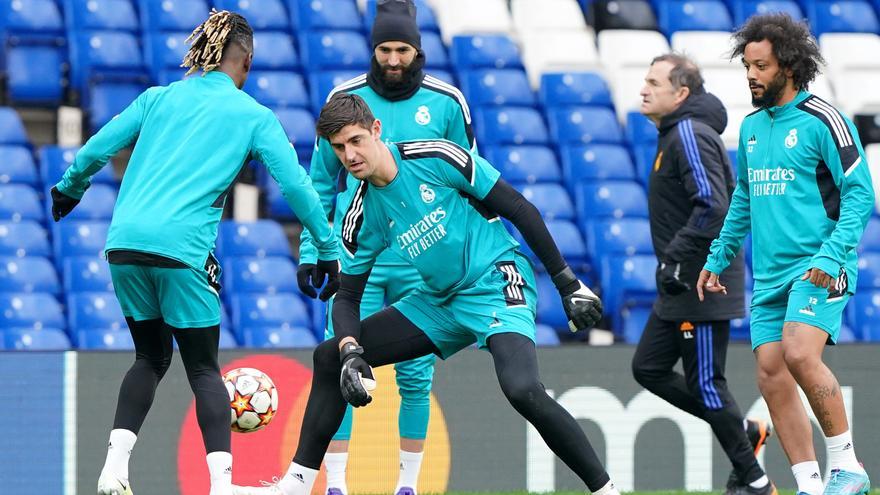 Courtois lidera en Londres a un Real Madrid que espera a Ancelotti