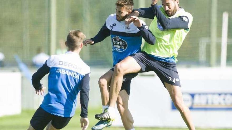 Jonás, a la derecha, salta con Cardoso en presencia de Cartabia.