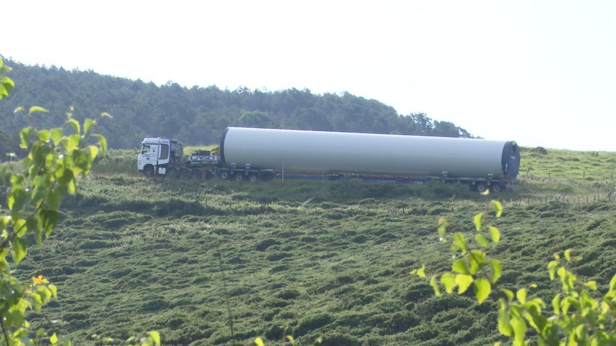 Uno de los tramos del aerogenerador subiendo hacia El Gumio.