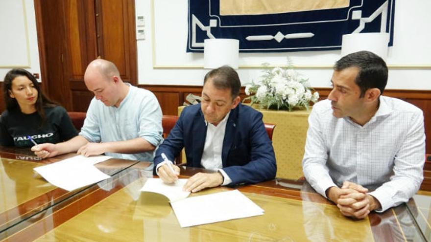 Un instante de la firma del acuerdo entre el Ayuntamiento de Santa Cruz y el colectivo Azarug.