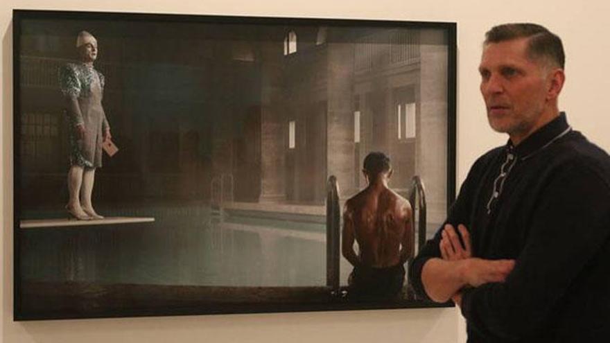 Erwin Olaf, ante una de sus piezas en el CAC Málaga.