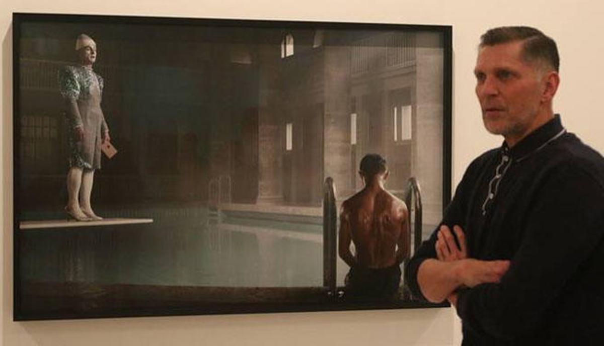 Erwin Olaf, ante una de sus piezas en el CAC Málaga.