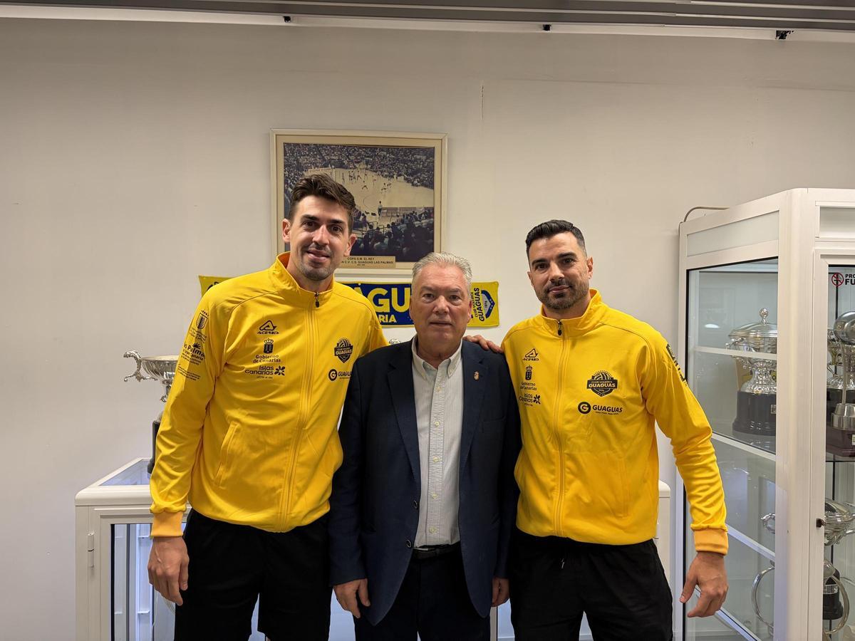 El presidente del Guaguas, Juan Ruiz, flanqueado por sus dos capitanes, Jorge Almansa e Io de Amo (dch.).