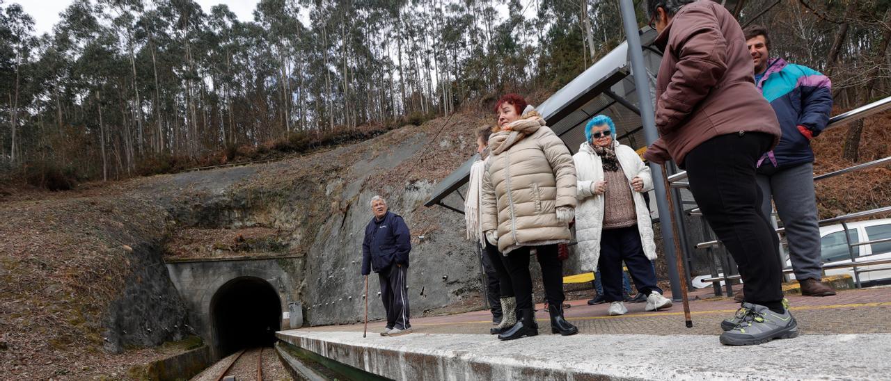 EN IMÁGENES: Un grupo de vecinos de Cudillero protagoniza una "medición irónica" para "informar" a Renfe y Adif de las dimensiones "reales" de un túnel de Feve