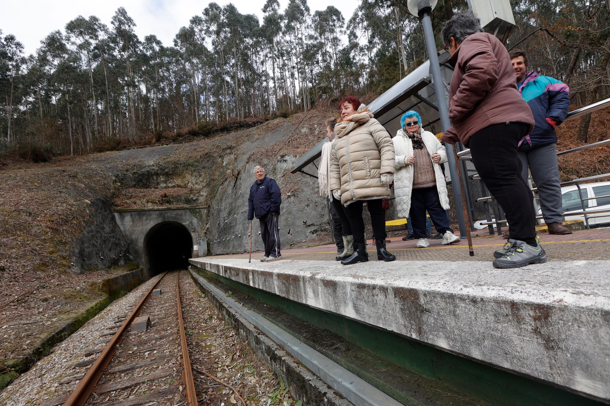 EN IMÁGENES: Un grupo de vecinos de Cudillero protagoniza una "medición irónica" para "informar" a Renfe y Adif de las dimensiones "reales" de un túnel de Feve.