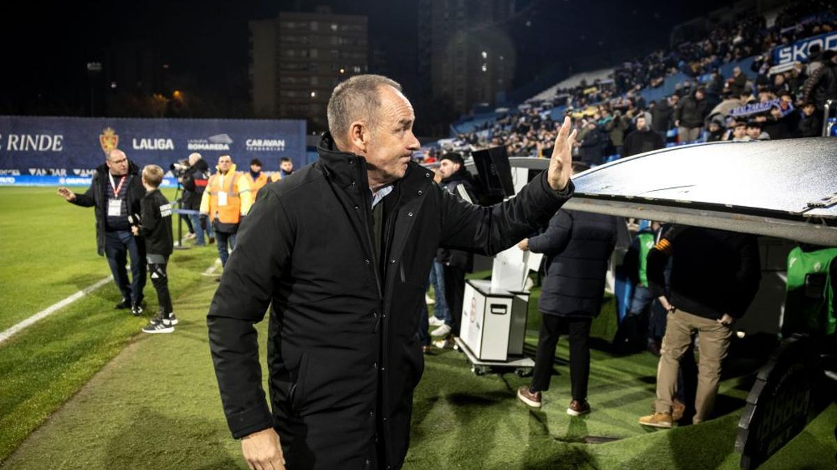 Víctor saluda a la grada tras el último partido que dirigió, ante el Oviedo.