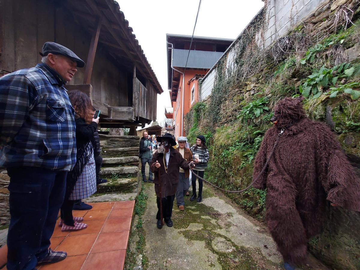 En imágenes: los guilandeiros recorren las calles de Villatresmil, en Tineo
