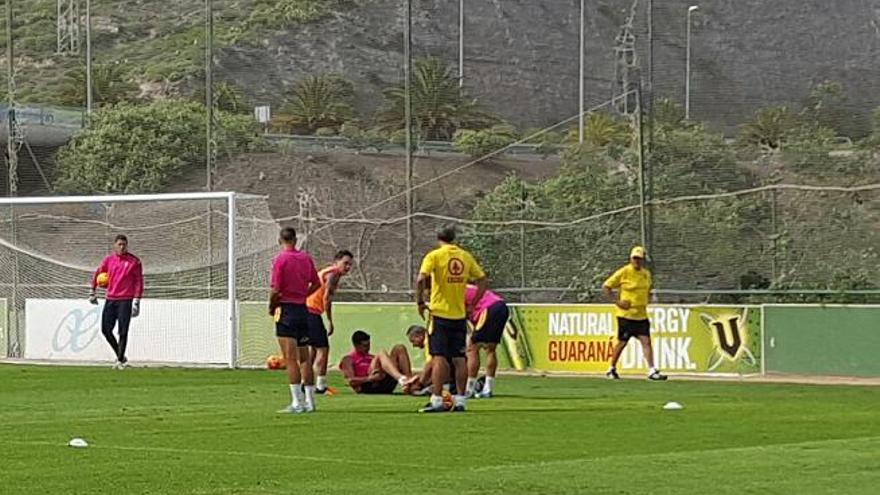 Vicente se retira con un golpe y Javi Castellano, presente en el entrenamiento