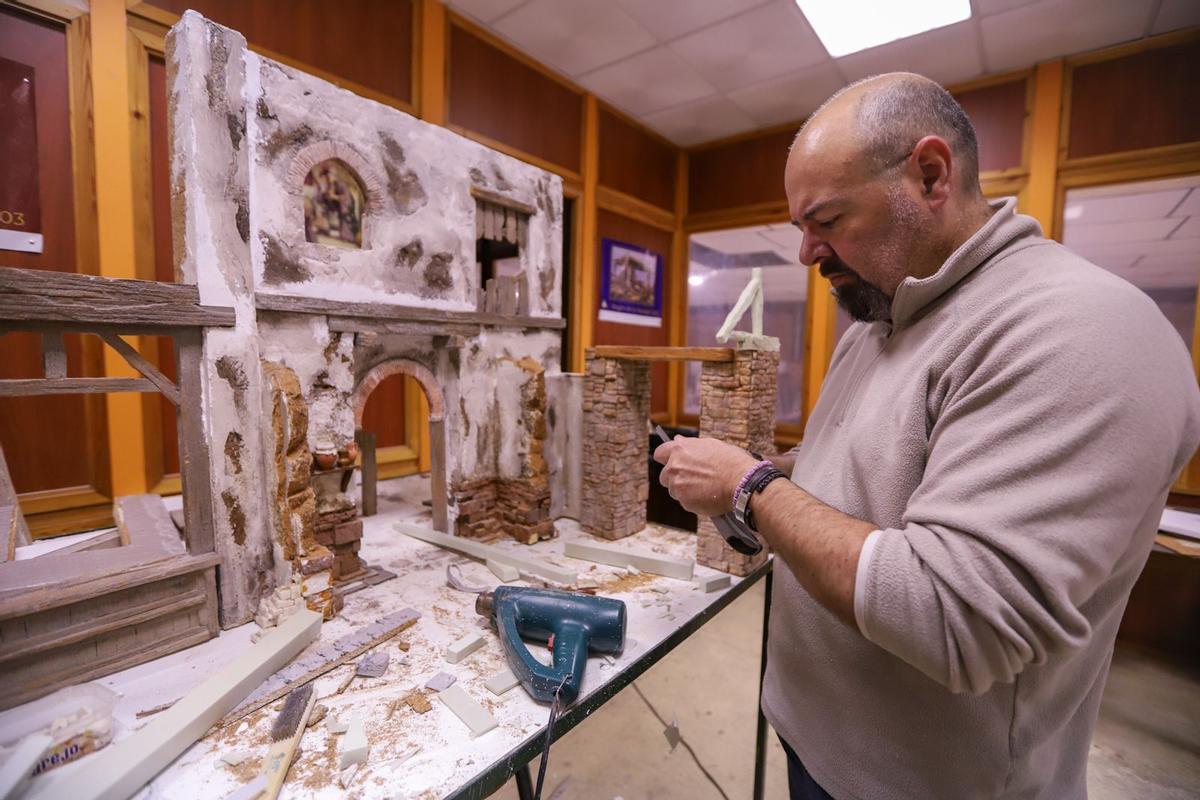 José Moreno trabaja en un belén.