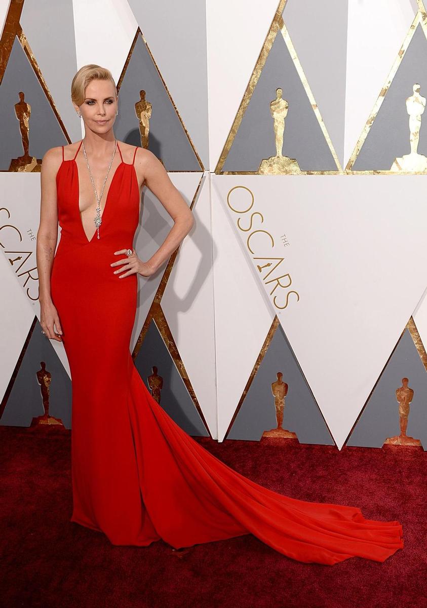 Charlize Theron, la reina de rojo