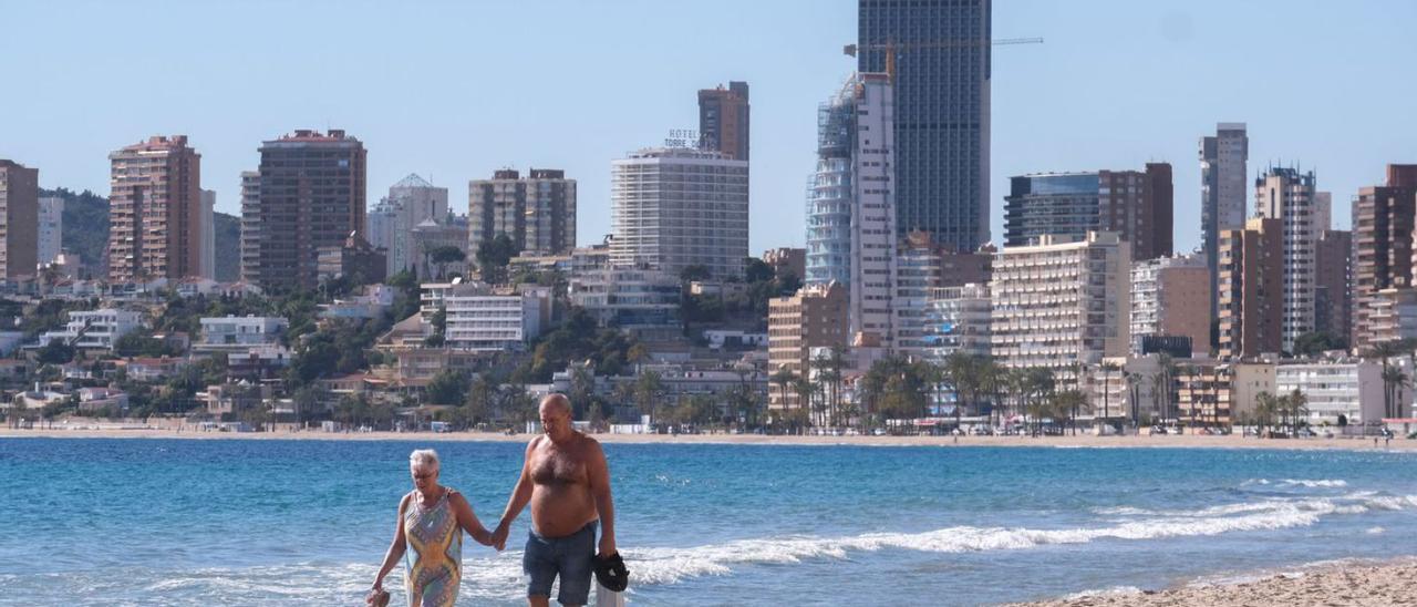 Una pareja de turistas pasea por Benidorm, en una imagen de archivo. | ÁXEL ÁLVAREZ