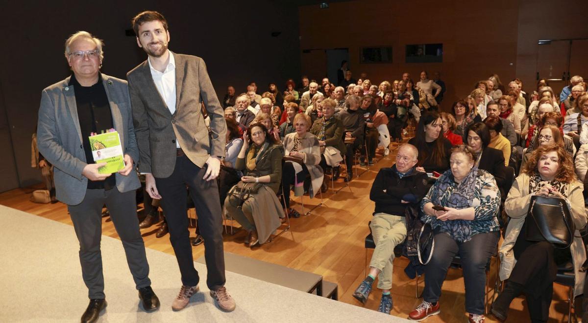 De izquierda a derecha, el catedrático en Fisiología y Endocrinología Federico Mallo y el médico especialista en Nefrología Borja Quiroga. | JOSÉ LORES