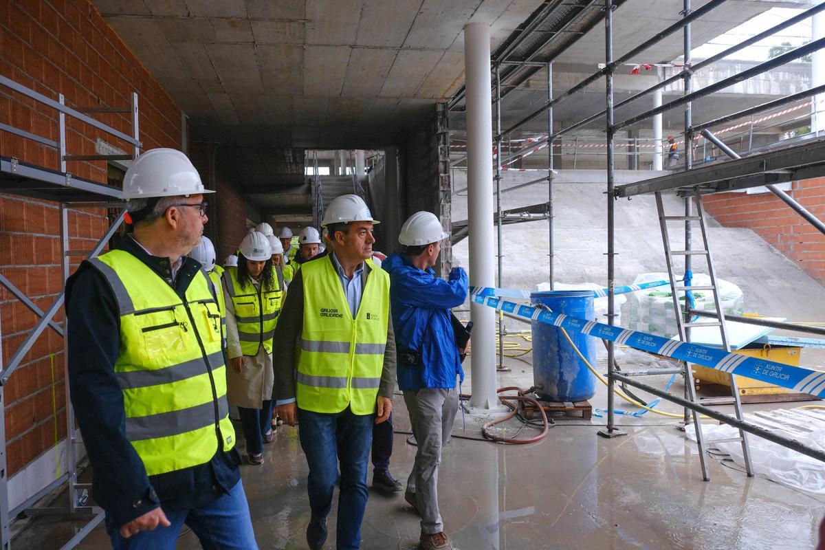 El conselleiro de Educación, Román Rodríguez, visita las obras del nuevo CEIP de O Milladoiro
