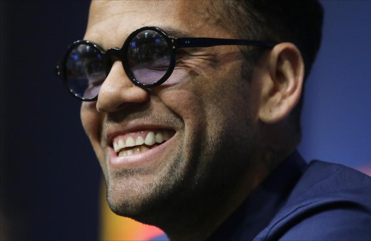 lmendiola38095051 juventus  dani alves smiles during a press conference at the170710133521