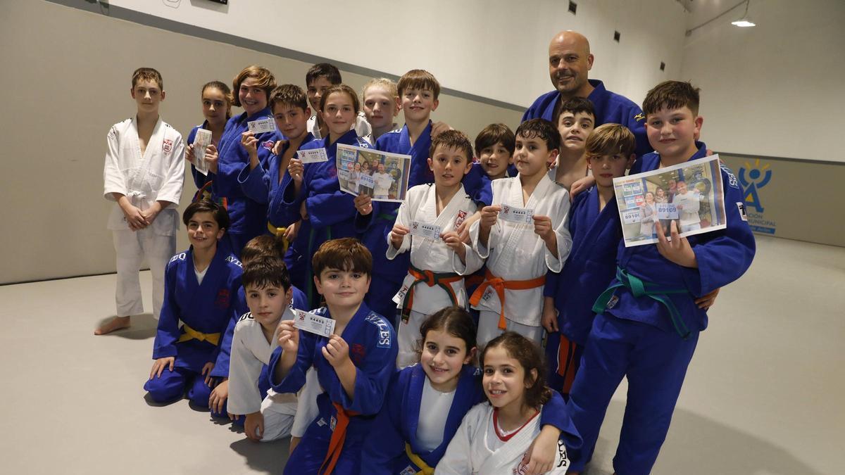 Miembros del Judo Club Avilés con décimos y fotografías del día del premio