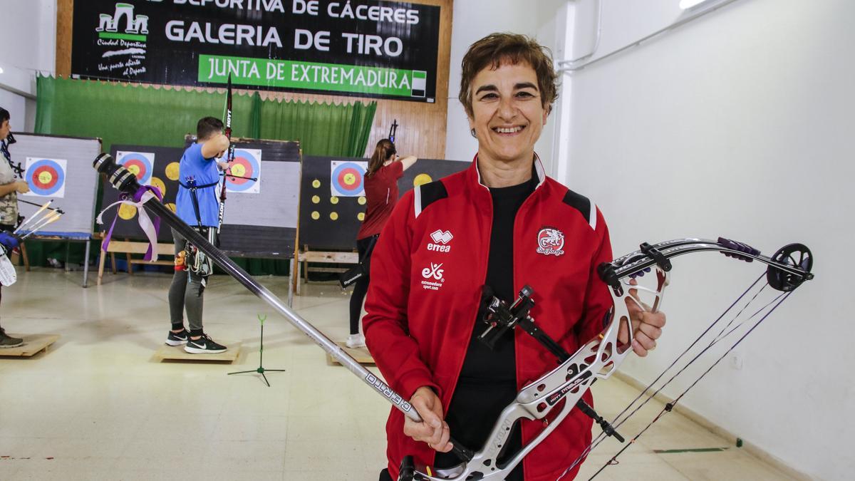 La campeona Fátima Agudo, en la Galería de Tiro con Arco de la Ciudad Deportiva de Cáceres.