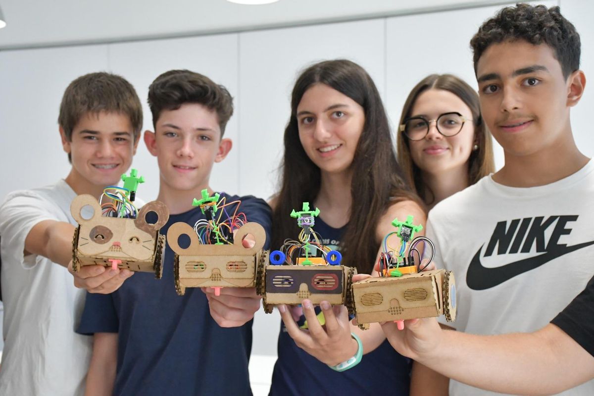 Cinco adolescentes, en el campus tecnológico de Fundesplai, EL PERIÓDICO y la UPC.