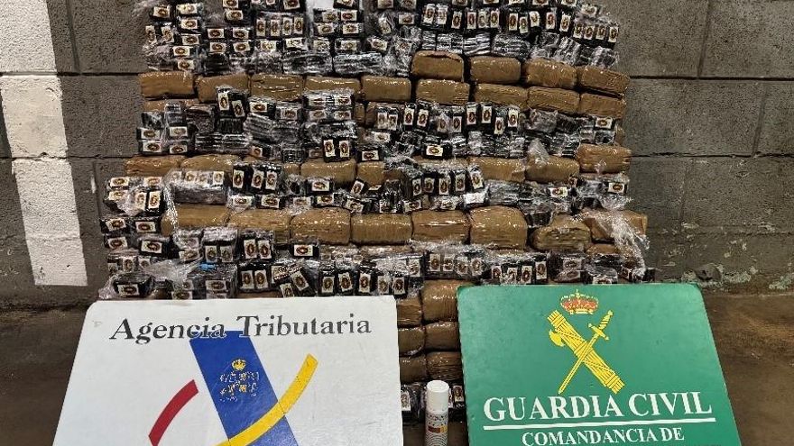 El exceso de peso de un coche a su llegada al Puerto de Santa Cruz de Tenerife &#039;destapa&#039; 300 kilos de hachís escondidos en el maletero