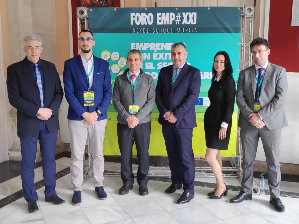 Los ponentes de la sesión de tarde, antes de sus intervenciones.