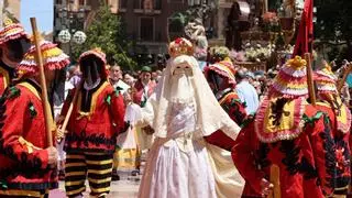 La Cabalgata del Convite recorre el centro de València sin conflicto con la acampada de docentes