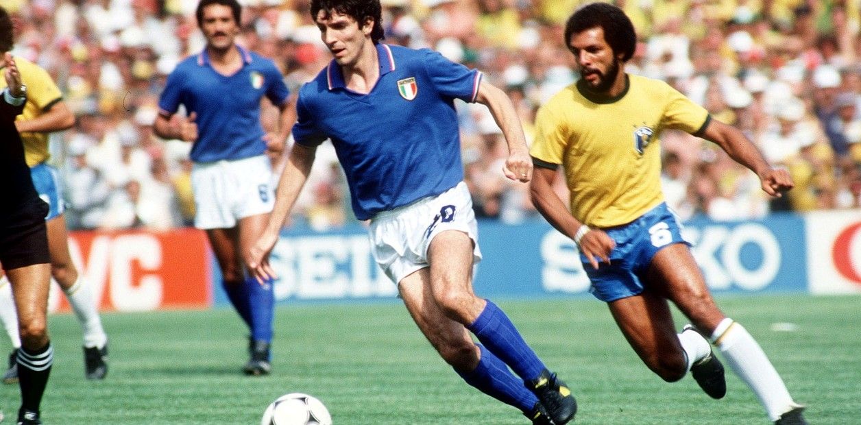 Paolo Rossi se escapa del brasileño Júnior en un momento del partido.