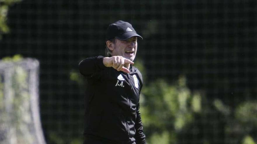 Juan Antonio Anquela, dando indicaciones en el entrenamiento matutino del Oviedo ayer en El Requexón.