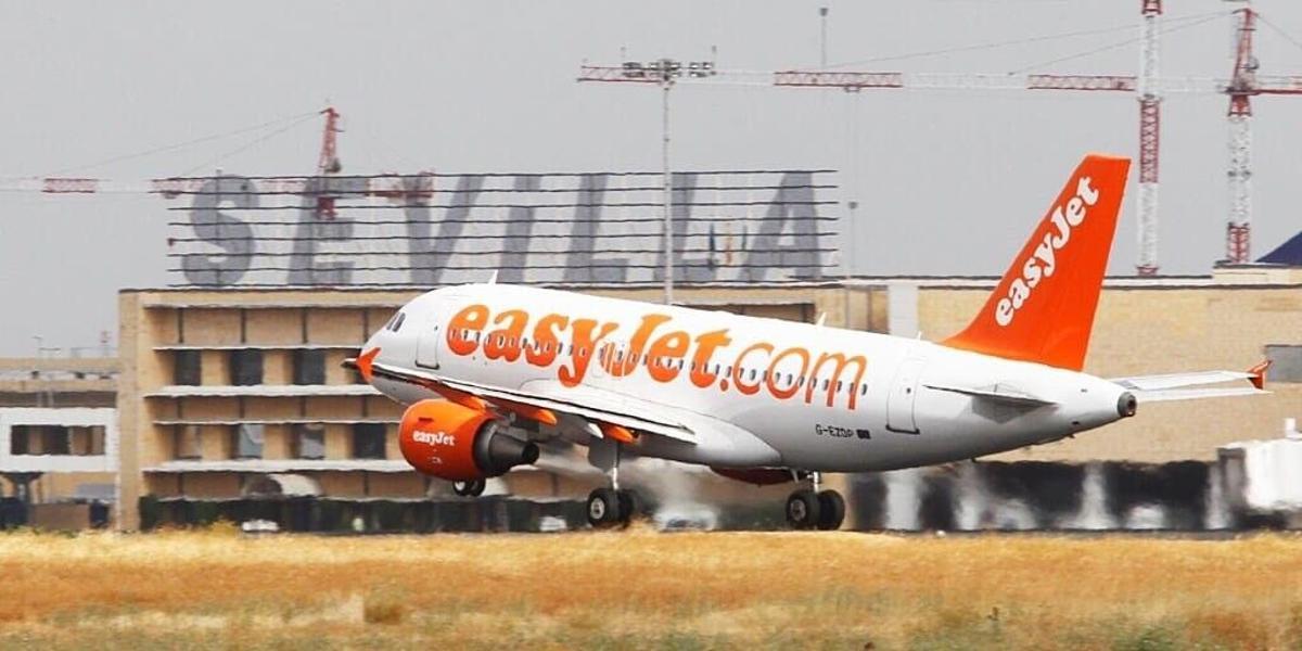 Un avión despega del aeropuerto de Sevilla.