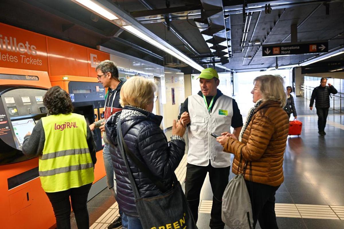 Primer día de tránsito de la T-Usual y la T-Casual hacia la T-Mobilitat. Estación de Arc de Triomf, en Barcelona