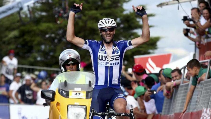 El vilagarciano, y campeón de las dos últimas ediciones, dio un paso en firme en Mondin de Basto hacia su tercer maillot amarillo en Lisboa. // Efe