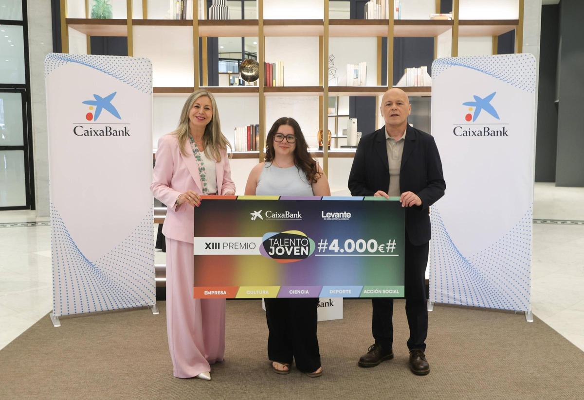 Olga García, directora territorial de CaixaBank en la Comunitat Valenciana; Andreea Mara, ganadora de la categoría Acción Social; y Joan-Carles Marti, director de Levante-EMV.